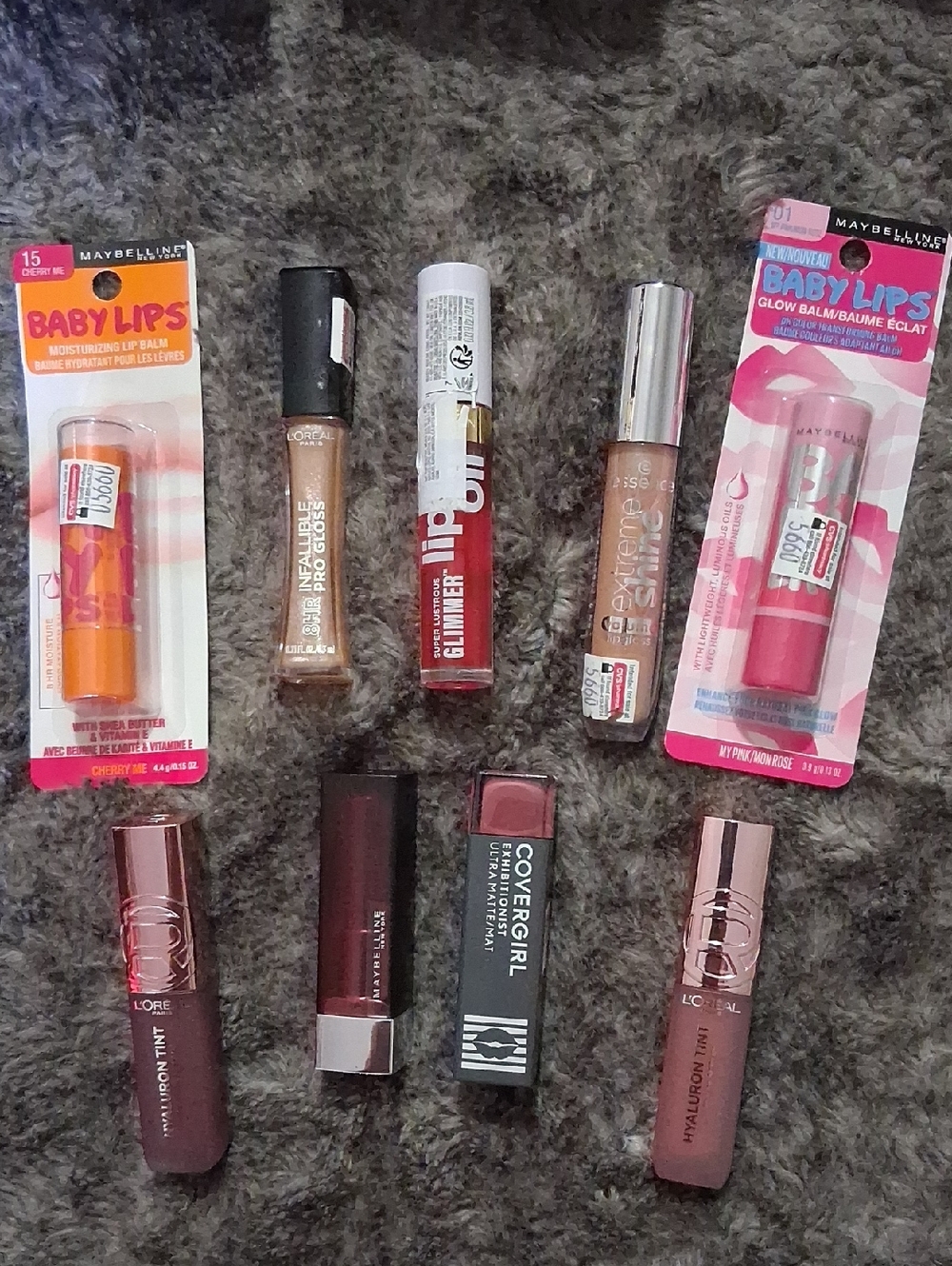 9 ITEMS. RETAIL $130.00. ALL NAME BRAND Assorted LIP OIL, SATINS,ETC.,NWT